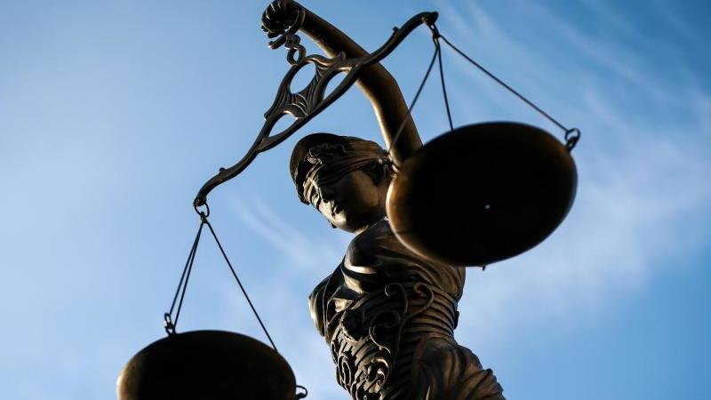 Ehepaar nach Wohnungsraub mit tödlichem Ausgang vor Gericht Justitia