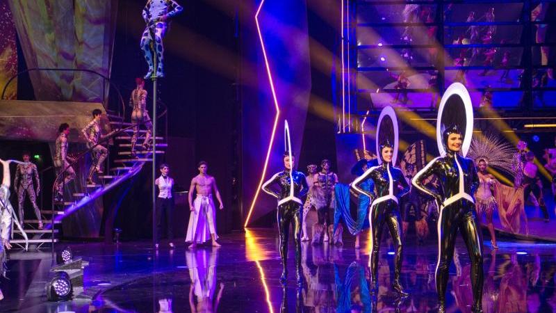 Publikum bejubelt "Vivid"-Premiere im Friedrichstadt-Palast Revue "Vivid"