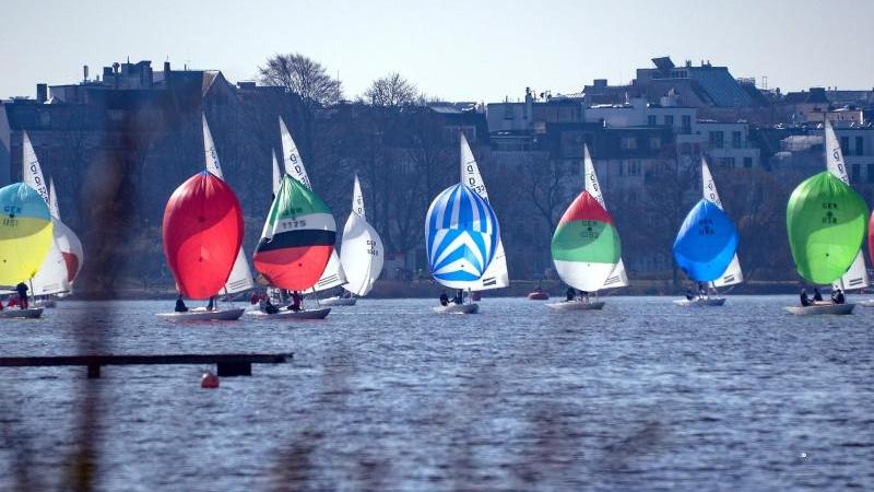 70 Boote aus dem Norden bei der Alsterglocke am Start Segeln auf der Außenalster