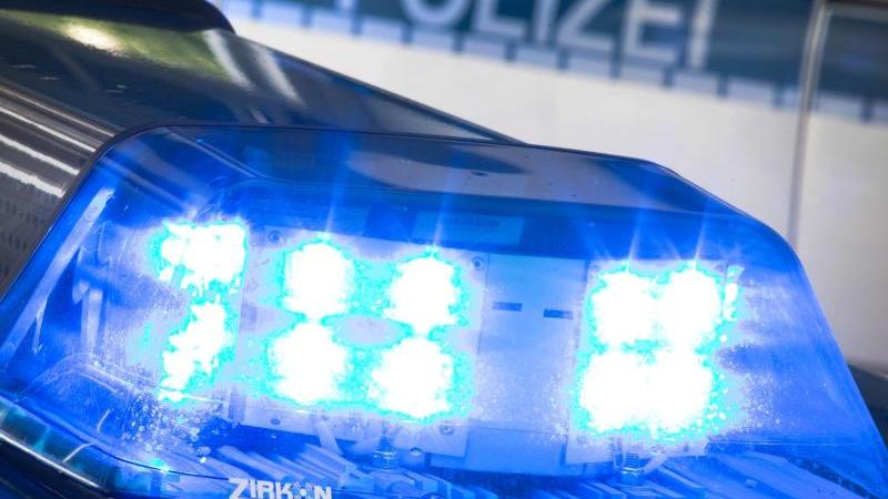 Frau ohne Führerschein und mit falschem Kennzeichen erwischt Blaulicht