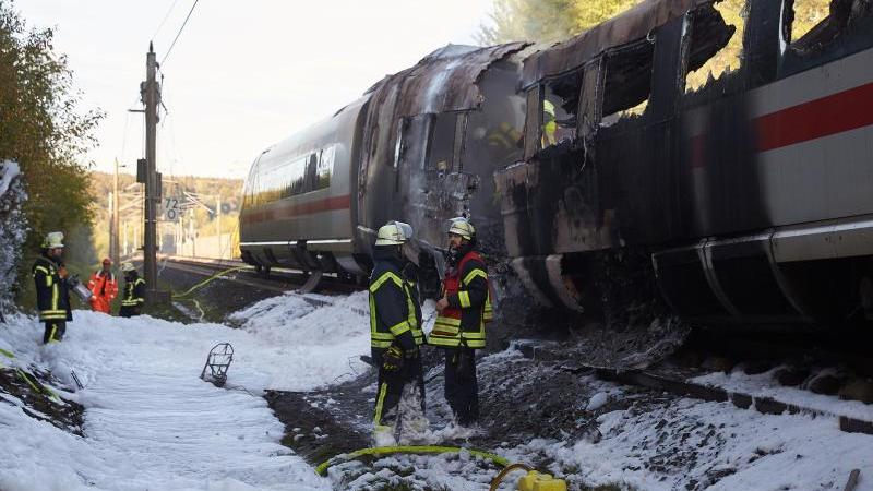 Ursache für ICE-Brand unklar: Fünf Leichtverletzte Wagen eines ICE in Brand geraten