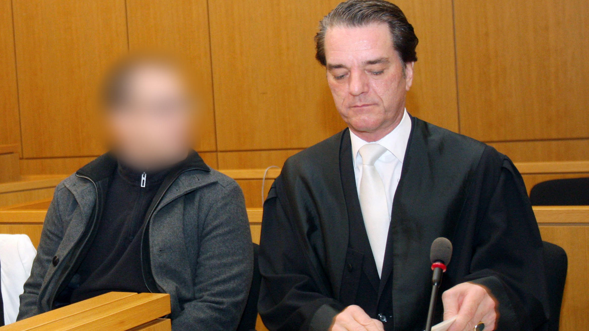 "Brummi-Andi" steht wieder vor Gericht: Jetzt auch noch Zwangsprostitution? 11.10.2018, Nordrhein-Westfalen, Aachen: Der unter anderem wegen der Zwangsprostitution von Frauen und Fahren ohne Fahrerlaubnis in 42 Fällen Angeklagte (l) sitzt vor Beginn der Verhandlung im Landgericht neben seinem Anwalt Marcus Hertel.