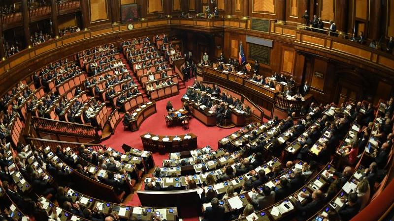 Italienisches Parlament stimmt umstrittenen Finanzzielen zu Parlament in Rom