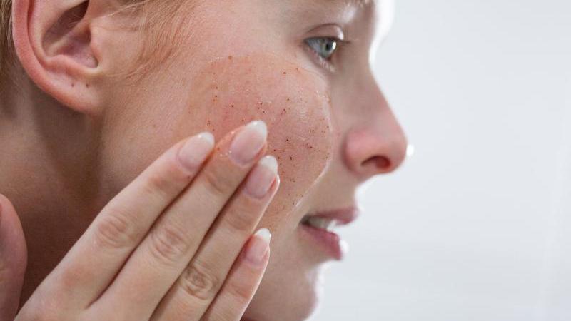 Noch immer viel Mikroplastik in Kosmetik-Produkten Gesicht eincremen
