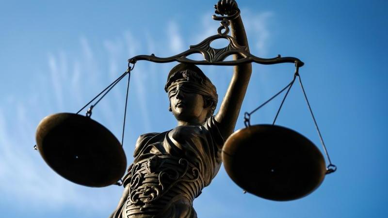 Baby fast zu Tode misshandelt: Prozess gegen Vater beginnt Justitia