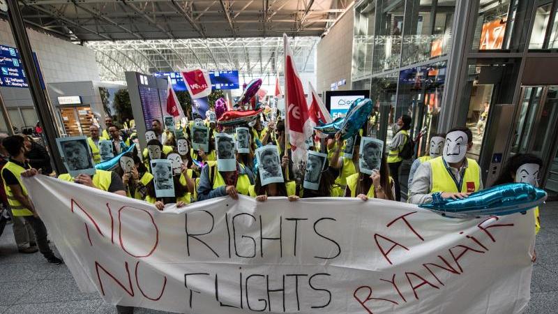 Gewerkschaften: "Kriegserklärung" von Ryanair lähmt Einigung Ryanair-Flugbegleiter demonstrieren in Frankfurt