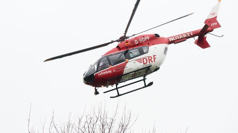 Zwei Verletzte bei Zusammenstoß von Motorrad und Traktor Rettungshubschrauber