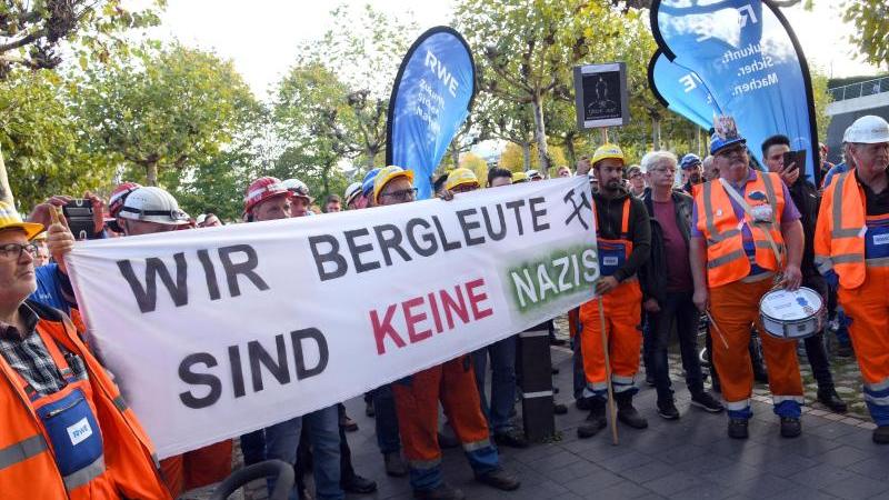 150 RWE-Bergarbeiter demonstrieren vor Landtag Demonstration RWE-Bergarbeiter