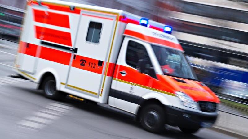 84-Jähriger stirbt bei Arbeitsunfall Rettungswagen im Einsatz