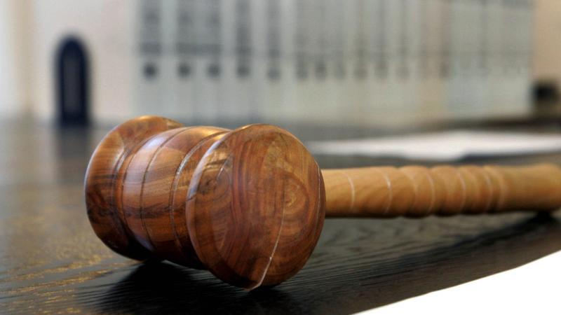 Mutmaßlicher Drogendealer angeklagt Ein hölzerner Richterhammer