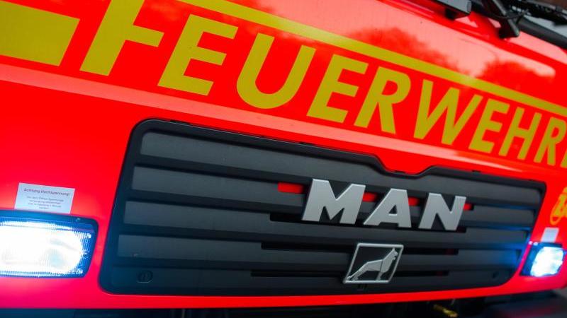 Defektes Mikrowellengerät verursacht Brand in Wohnhaus Feuerwehr Blaulicht