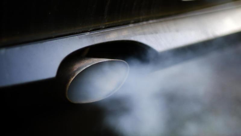 Verhinderung von Diesel-Fahrverbot: Streit um Maßnahmen Auspuff