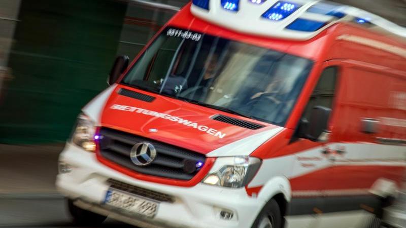 Zwei Verletzte bei Absturz von Ultraleicht-Hubschrauber Rettungswagen im Noteinsatz