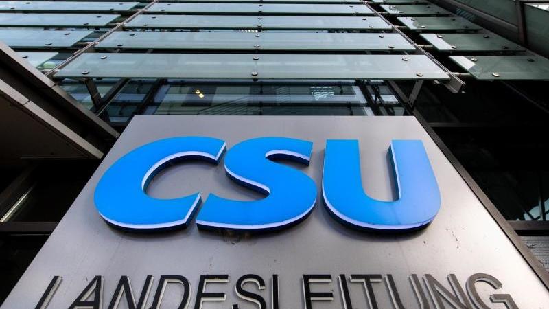 Hausdurchsuchungen bei AfD: Kandidat kündigt "Tote" an Der Schriftzug «CSU Landesleitung» an der CSU-Zentrale in München