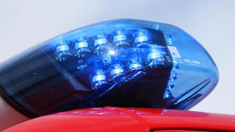 Ältere Frau stirbt bei Wohnungsbrand in Solingen Blaulicht einer Feuerwehr