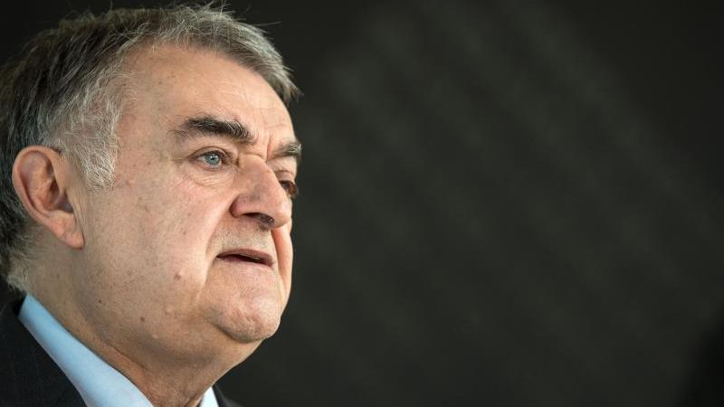 Nach Einsatz im Hambacher Forst Sonderurlaub für Polizisten Herbert Reul