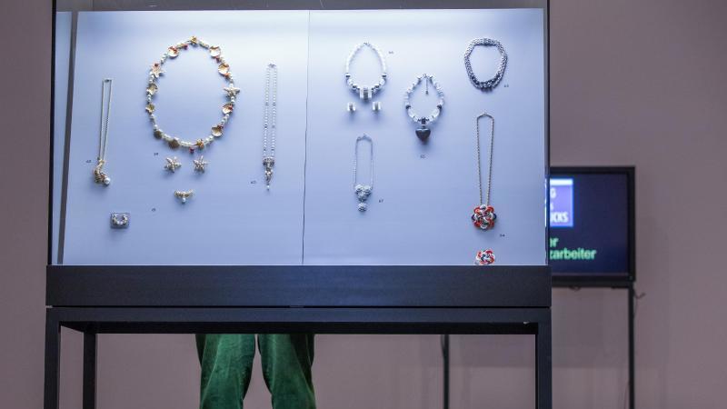 "Bijoux Bijoux!": Wertvoller Modeschmuck in Berlin zu sehen „Bijoux Bijoux! Modeschmuck von Chanel bis Dior“