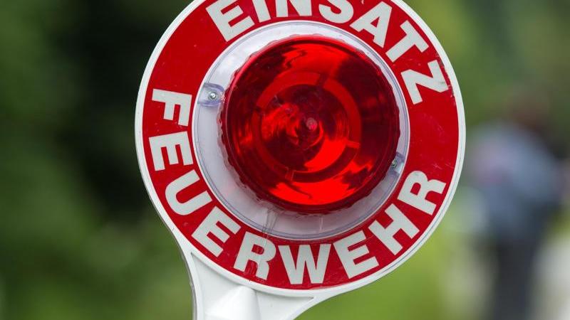 Fünfköpfige Familie und Frau bei Unfall verletzt Feuerwehrkelle