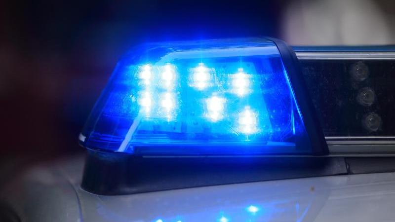23-Jähriger nach Messerstecherei lebensgefährlich verletzt Blaulicht auf Polizeiauto