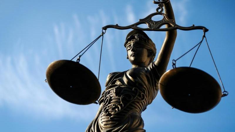 Urteil: Grundstückseigentümer müssen öffentlichen Weg dulden Statue der Justitia