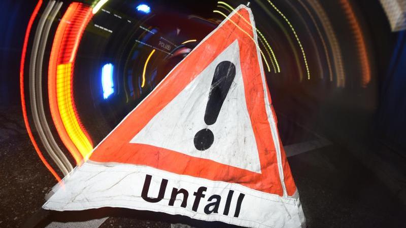 Motorradfahrer nach Unfall in Lebensgefahr Ein Warndreieck
