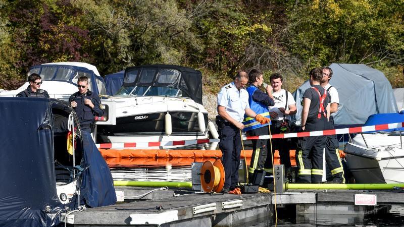 Nach Brand in Yachthafen: Spezialfirma soll Boot bergen Polizei und Feuerwehr am Unglücksort