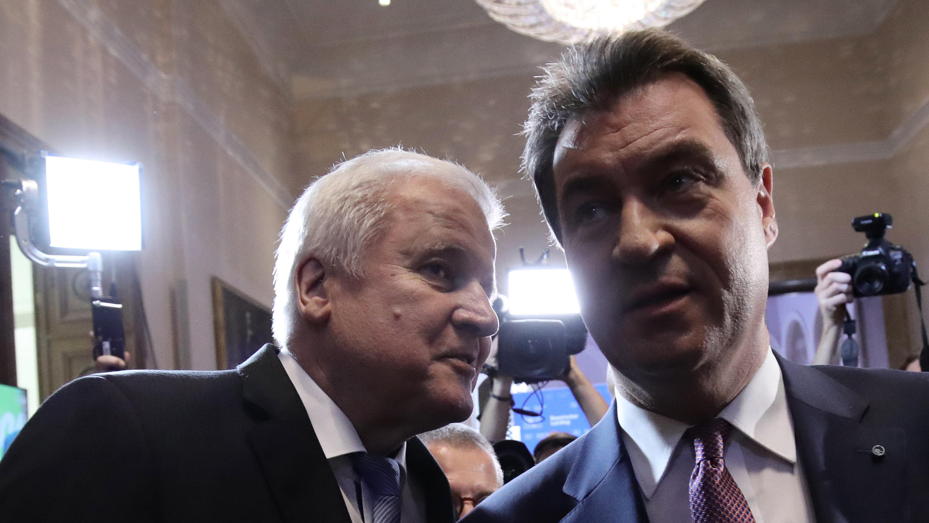 Bayern: Horst Seehofer und Markus Söder wollen Gespräch mit Freien Wählern suchen dpatopbilder - 14.10.2018, Bayern, München: Horst Seehofer (l), Bundesinnenminister und CSU-Parteivorsitzender, und Markus Söder (CSU), Ministerpräsident von Bayern, unternhalten sich im Landtag miteinander. Die Wähler in Bayern haben ein neues Lande