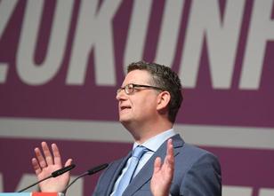 Nach dem Absturz der SPD bei der Bayernwahl sieht Politikwissenschaftler Wo... weiterlesen