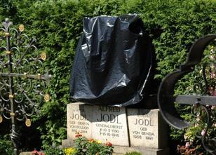 Die umstrittene Grabstätte des verurteilten NS-Kriegsverbrechers Alfred Jod... weiterlesen