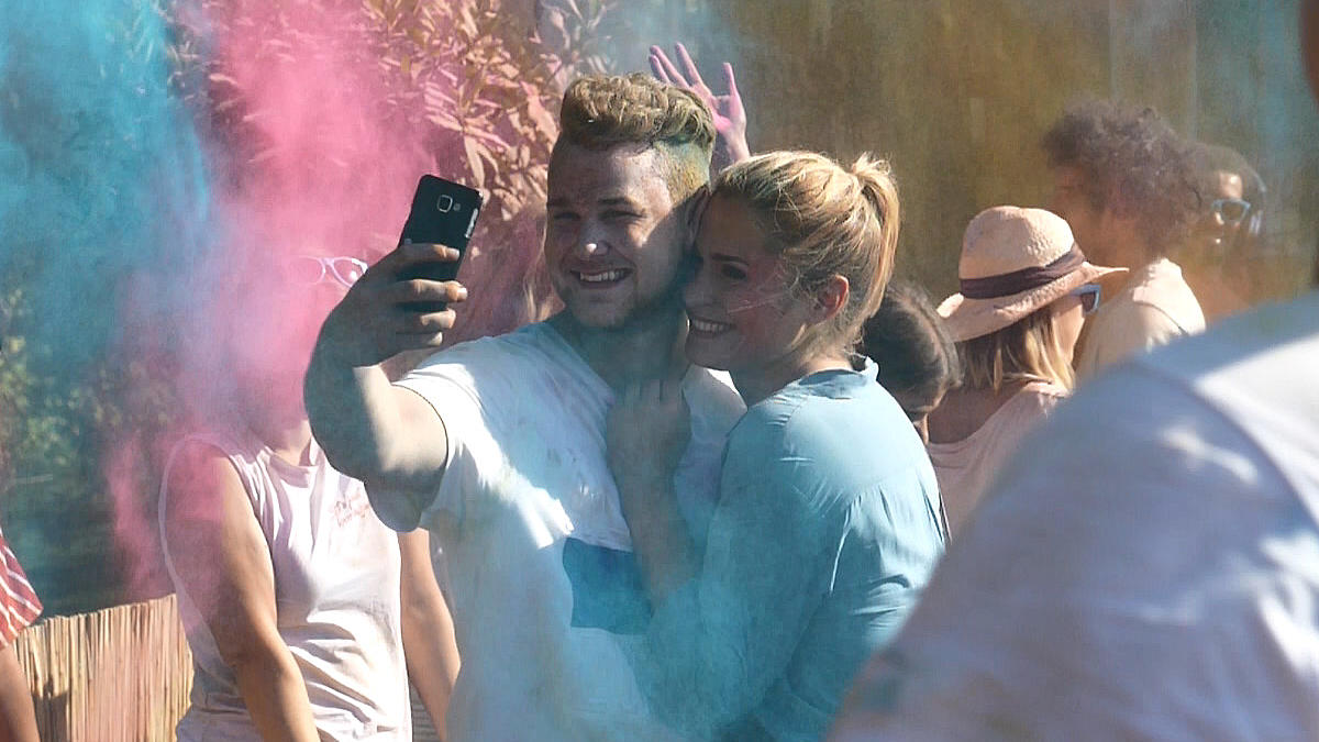 GZSZ-Making-of: Felix van Deventer und Lea Marlen Woitack über den Dreh zum Holi-Festival GZSZ: Lea Marlen und Felix genießen das Holi-Festival.