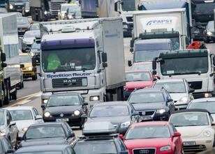 Wegen einer Vollsperrung müssen Autofahrer auf der A1 bei Leverkusen am Woc... weiterlesen
