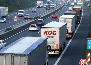 Ein 52 Jahre alter Lastwagenfahrer ist auf der Autobahn 14 bei Leipzig mit ... weiterlesen