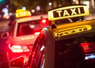 Zwei Männer haben in Berlin-Kreuzberg einen Taxifahrer bedroht und ausgerau... weiterlesen