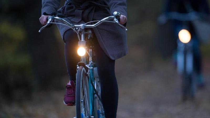 Rad-Frontlampe sollte breit und gleichmäßig ausleuchten Im Dunkeln mit dem Fahrrad unterwegs
