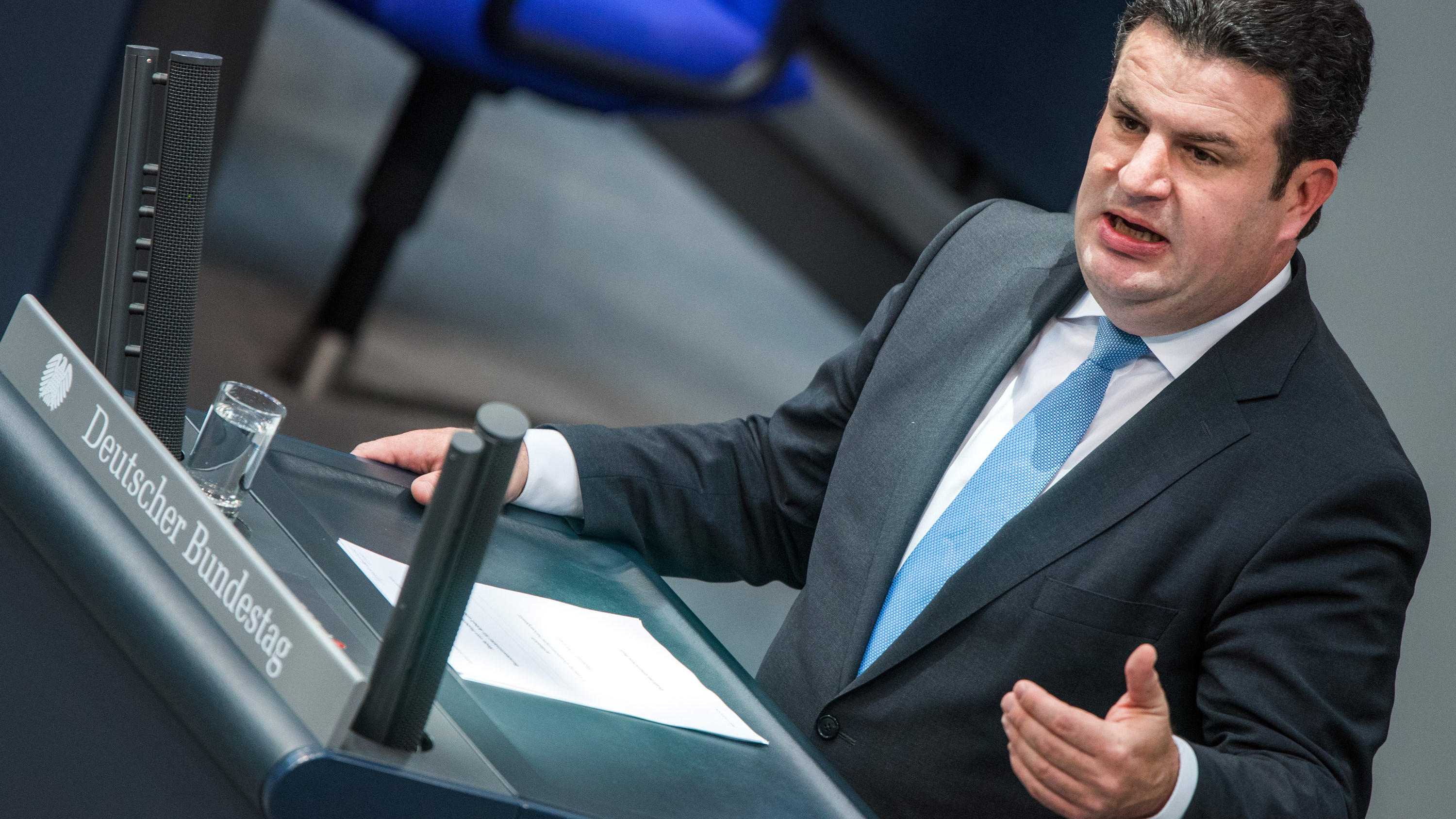 Teilzeitfalle für junge Eltern: Neues Gesetz soll Rückkehr in Vollzeit erleichtern 18.10.2018, Berlin: Hubertus Heil (SPD), Bundesminister für Arbeit und Soziales, spricht im Bundestag zum Qualifizierungschancengesetz. Der Bundestag beschäftigt sich bei seiner Tagung mit Neuregelungen bei der gesetzlichen Krankenversicherung, dem K