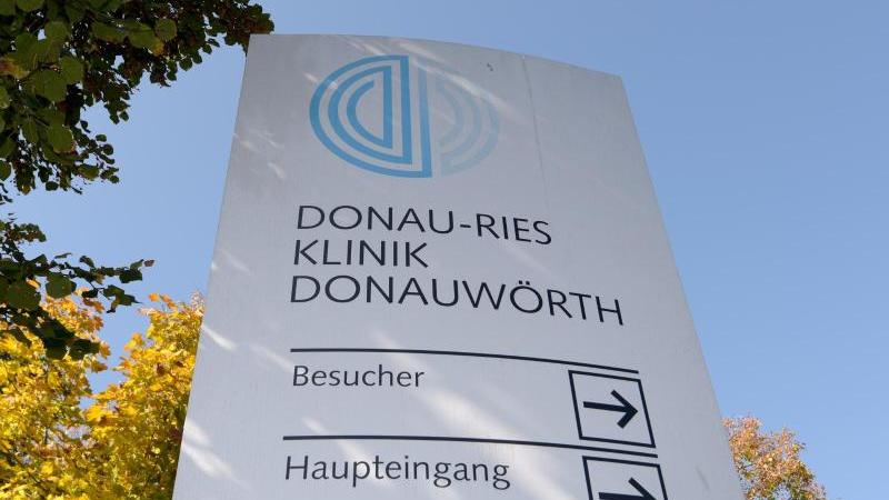 Mehrere Patienten mit Hepatitis C angesteckt: Arzt war medikamentenabhängig Hinweisschild der Donau-Ries Klinik In einer Klinik in Bayern soll der Arzt seine Patienten mit Hepatitis C infiziert haben.