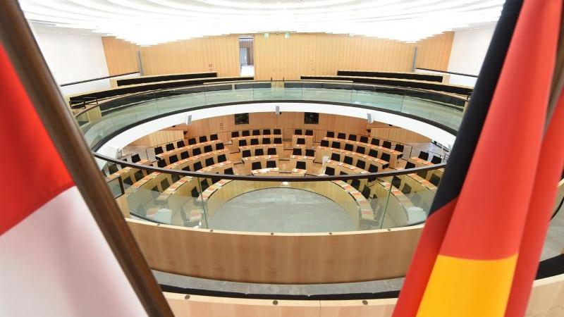 Nach Bayern nun Hessen: Landtagswahl verspricht Spannung Der Plenarsaal des hessischen Landtags
