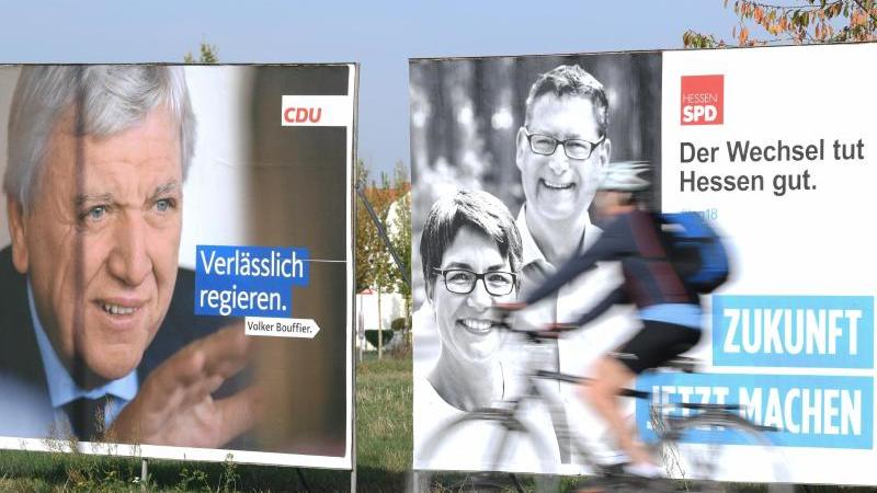 Kopf-an-Kopf-Rennen wenige Tage vor der Hessen-Wahl Wahlplakate