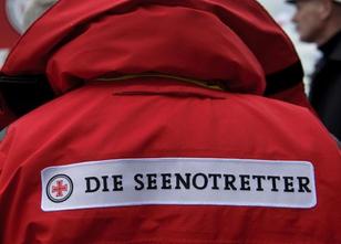 Seenotretter haben ein manövrierunfähiges Ausflugsschiff in der Wesermündun... weiterlesen