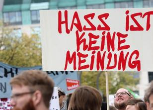 Mehrere Hundert Demonstranten haben gegen einen Auftritt des AfD-Rechtsauße... weiterlesen