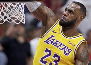 Basketball-Superstar LeBron James hat bei seinem Debüt mit den Los Angeles ... weiterlesen