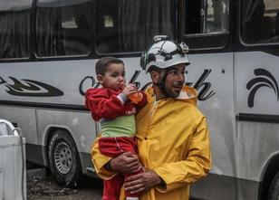 Drei aus Syrien gerettete Mitglieder der Zivilorganisation Weißhelme und ih... weiterlesen