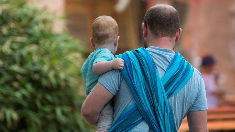 Elternzeit-Väter machen später auch mehr im Haushalt Vater in Elternzeit