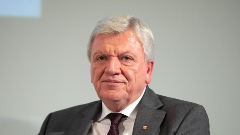 Ministerpräsident Bouffier: AfD verbreitet "plumpe Hetze" Volker Bouffier (CDU), hessischer Ministerpräsident