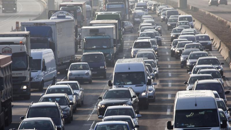 Volle Straßen und Flughäfen zu Ferienbeginn Ein kilometerlanger Stau