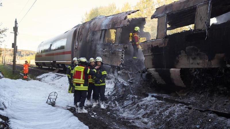 Schnellstrecke Köln-Frankfurt wieder eingleisig befahrbar Wagen eines ICE in Brand geraten