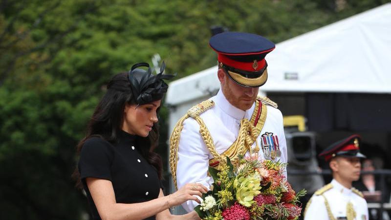 Harry und Meghan legen Kranz an Kriegsdenkmal nieder Harry & Meghan
