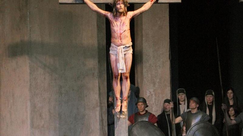 Neuer und alter Jesus bei Oberammergauer Passion Ein Darsteller als Jesus (M.)