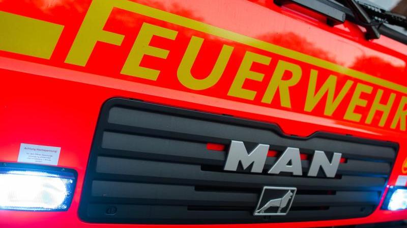 Brand in Textilfabrik: 30 000 Euro Schaden Ein Fahrzeug der Feuerwehr