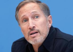 Benno Fürmann hat den von Königin Elisabeth II. zum Ritter geschlagenen Sch... weiterlesen